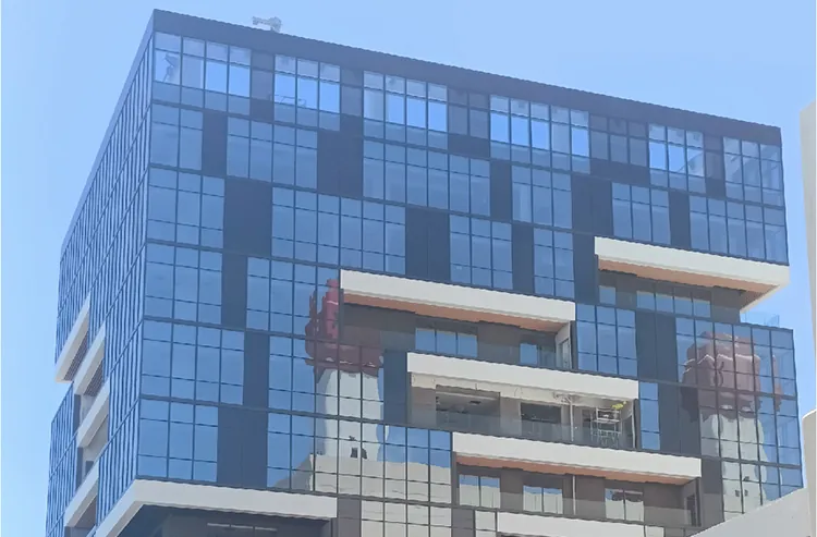 在众多的光伏发电材料中,碲化镉光伏发电玻璃是一种具有在光伏建筑一体化项目应用中独特优势的新型建筑材料。