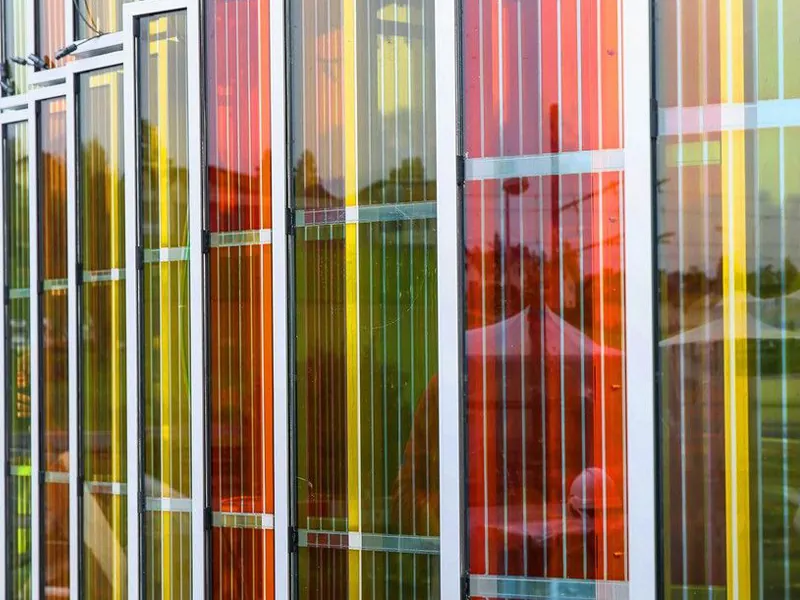 1 - Cadmium Telluride (CdTe) solar photovoltaic glass has emerged as a high-efficiency and environmentally friendly solar technology 1 - Le verre solaire photovoltaïque au tellurure de cadmium (CdTe) s'est imposé comme une technologie solaire à haut rendement et respectueuse de l'environnement.