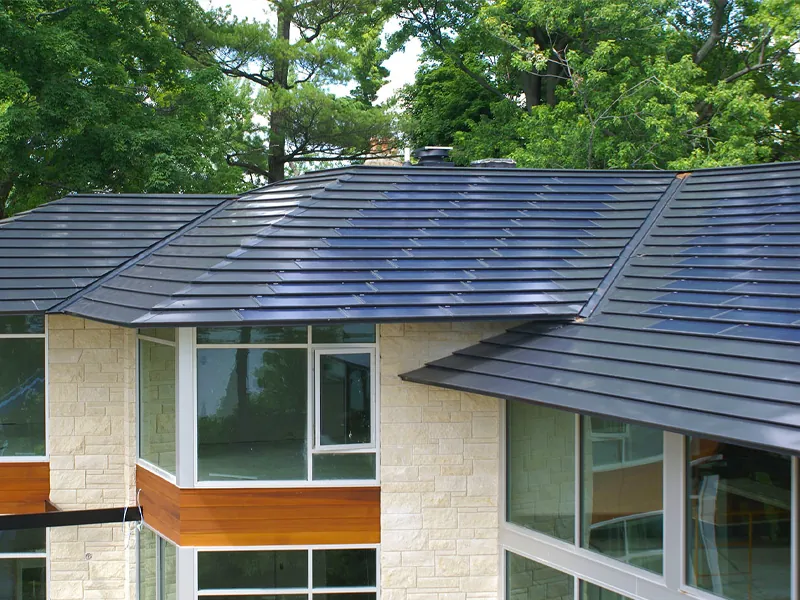 1 - Solar Roof Tile is a premium building-integrated photovoltaic (BIPV) product 1 - La tuile solaire est un produit photovoltaïque haut de gamme intégré au bâtiment (BIPV)